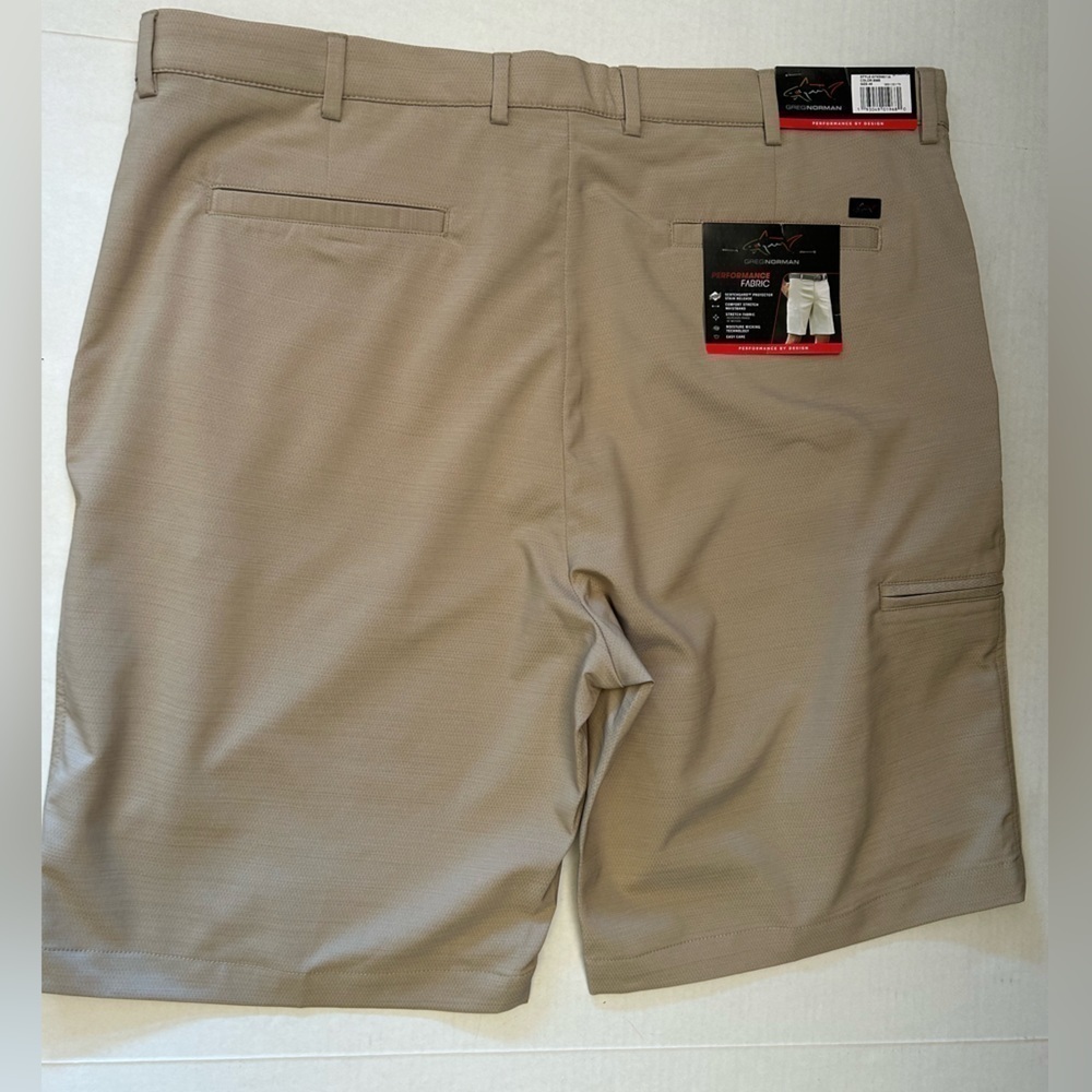 Greg Norman performance fabric mens‎ classic khaki  shorts Sz 40. NWT. Q4